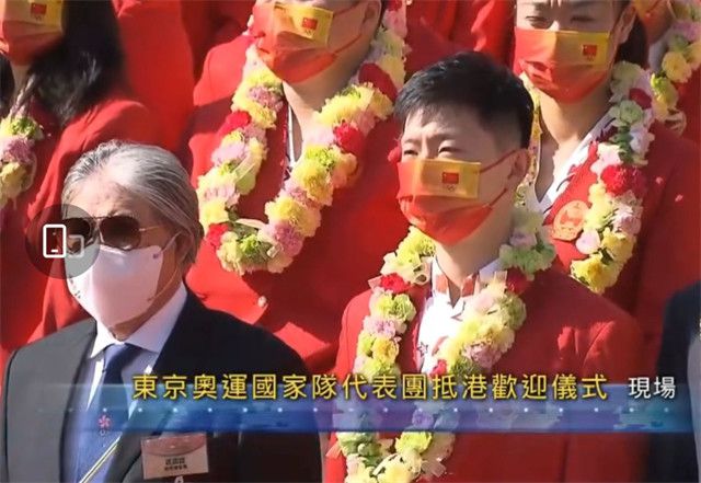 而这东西看起来，与常见的鸡血藤确实有些不太一样，最主要的就是这种凤骨藤，看起来质地更为细密，几乎看不到表面有什么细孔，而且它那如鲜血般的颜色极为鲜艳，颜色搭配材质的感觉，一看就是那种很难人工合成出来的质地。
